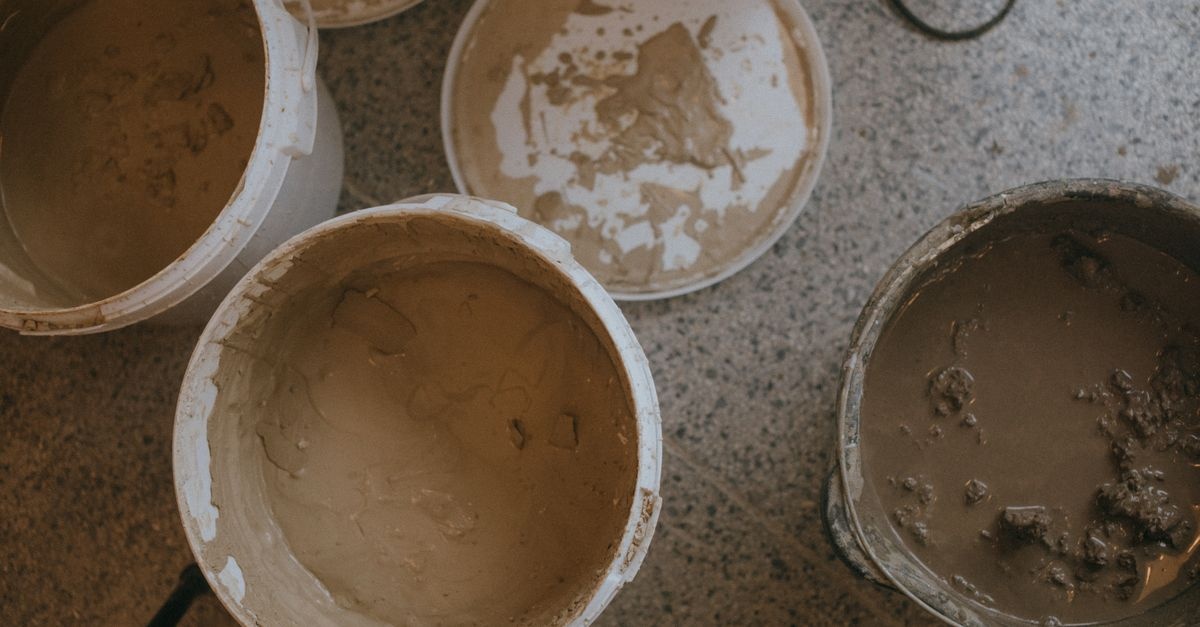Plamy pod kontrolą: jak radzą sobie farby ceramiczne z myciem i szorowaniem?