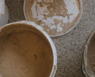 Plamy pod kontrolą: jak radzą sobie farby ceramiczne z myciem i szorowaniem?