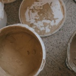 Plamy pod kontrolą: jak radzą sobie farby ceramiczne z myciem i szorowaniem?